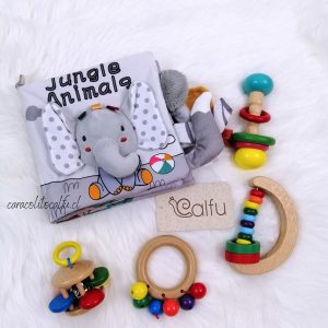 Primer Pack para Bebé – Libro Sensorial de Tela + 4 Sonajeros de Madera y Colores